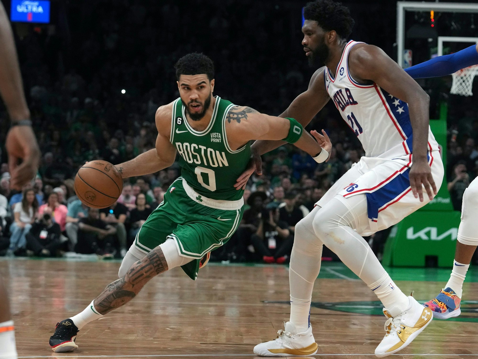 Jayson Tatum dribbelt gegen Joel Embiid.