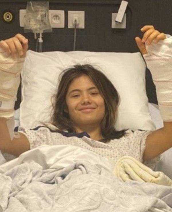 Emma Raducanu liegt in einem Krankenhaus-Bett. Beide Unterarme sind eingegipst.