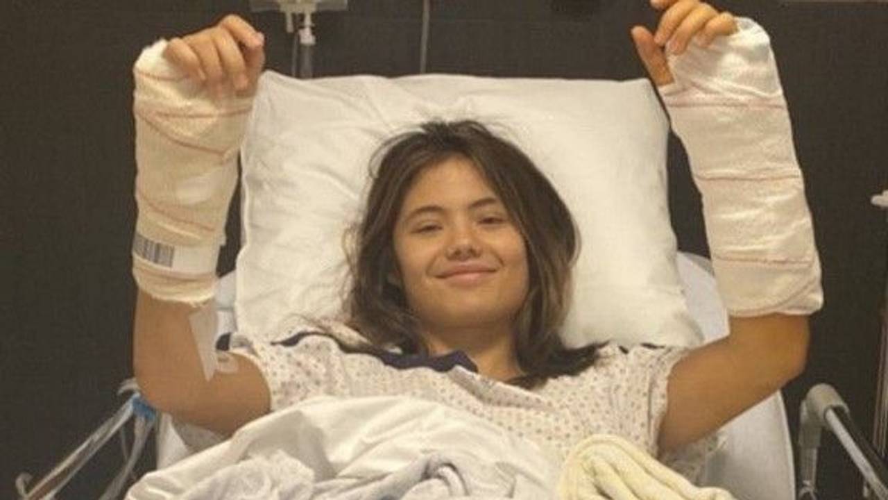 Emma Raducanu liegt in einem Krankenhaus-Bett. Beide Unterarme sind eingegipst.
