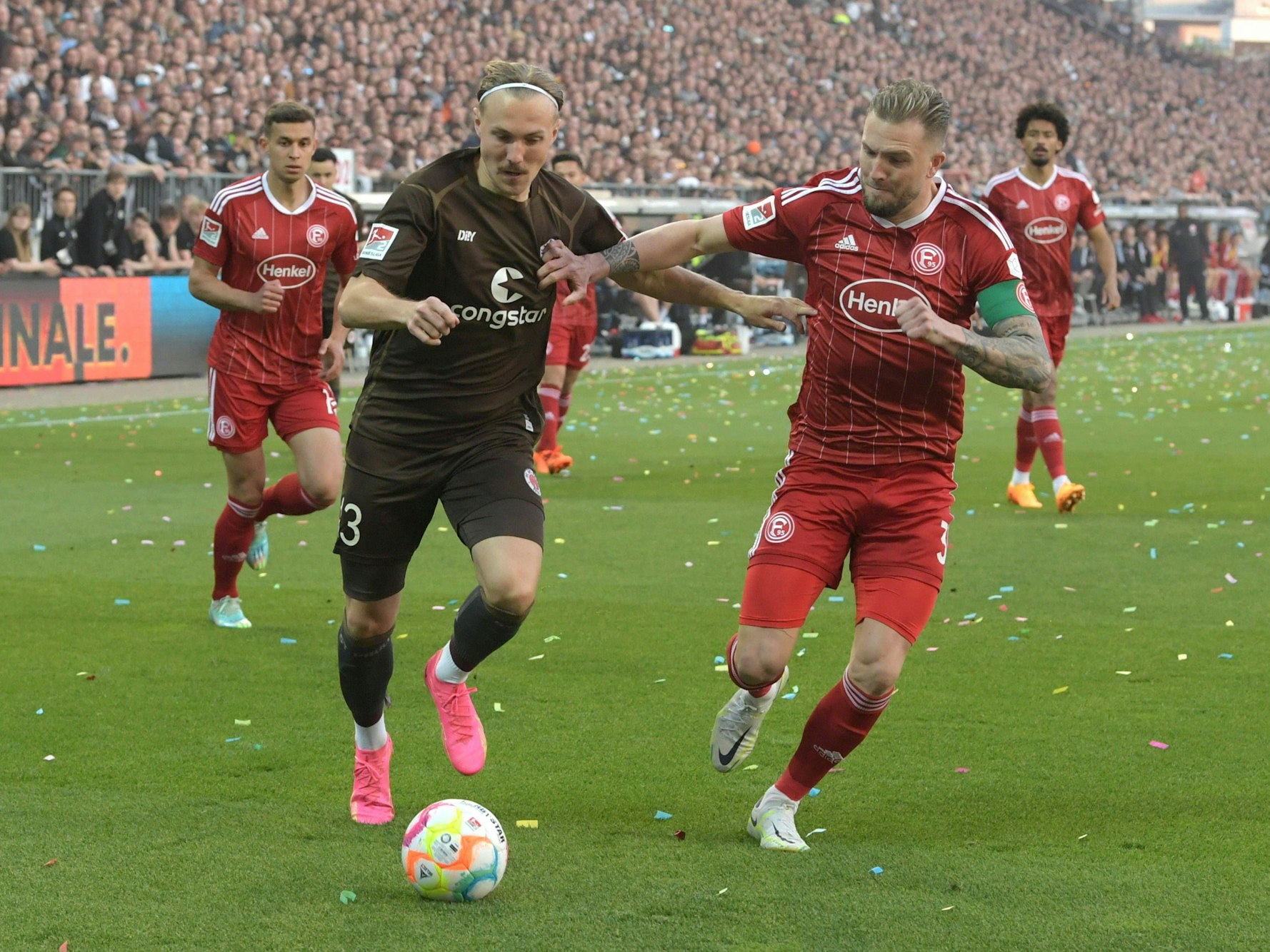 Laufduell zwischen Lukas Daschner und Andre Hoffmann.