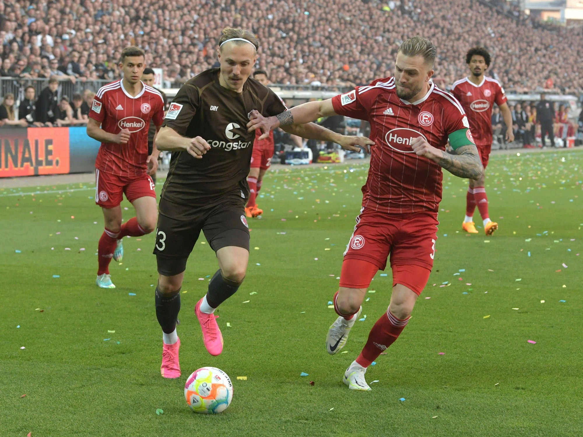 Laufduell zwischen Lukas Daschner und Andre Hoffmann.