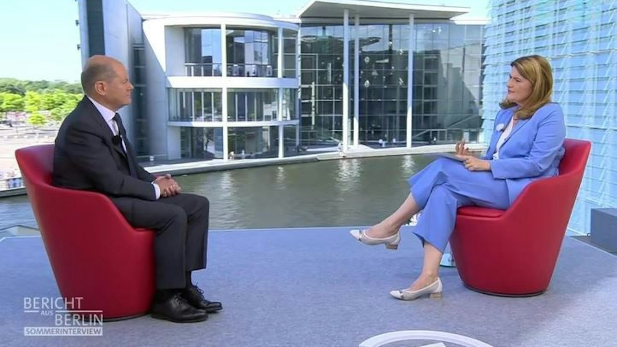 Tina Hassel mit Bundeskanzler Olaf Scholz beim Sommerinterview.