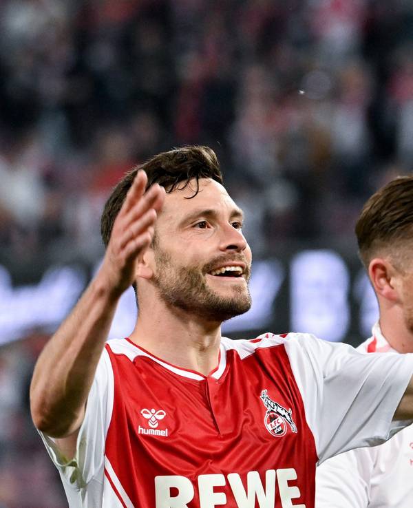 Jonas Hector feiert nach dem Sieg gegen Hertha BSC mit den Fans des 1. FC Köln.