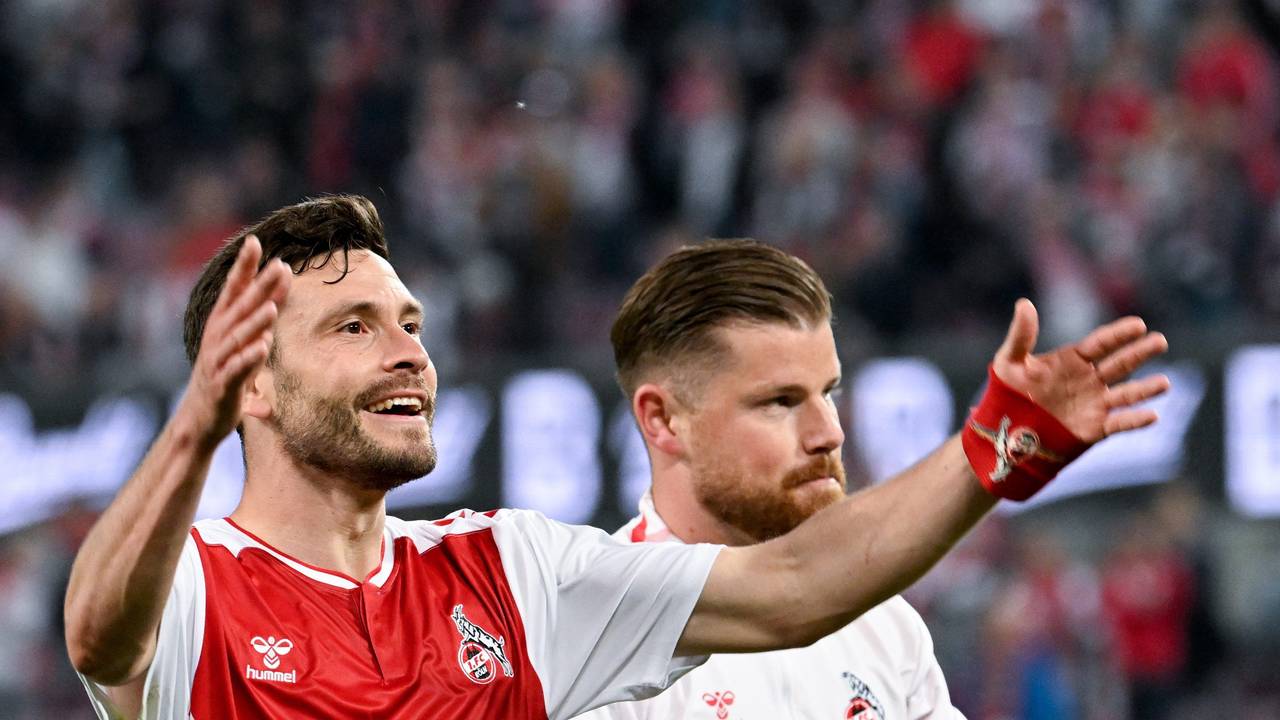 Jonas Hector feiert nach dem Sieg gegen Hertha BSC mit den Fans des 1. FC Köln.