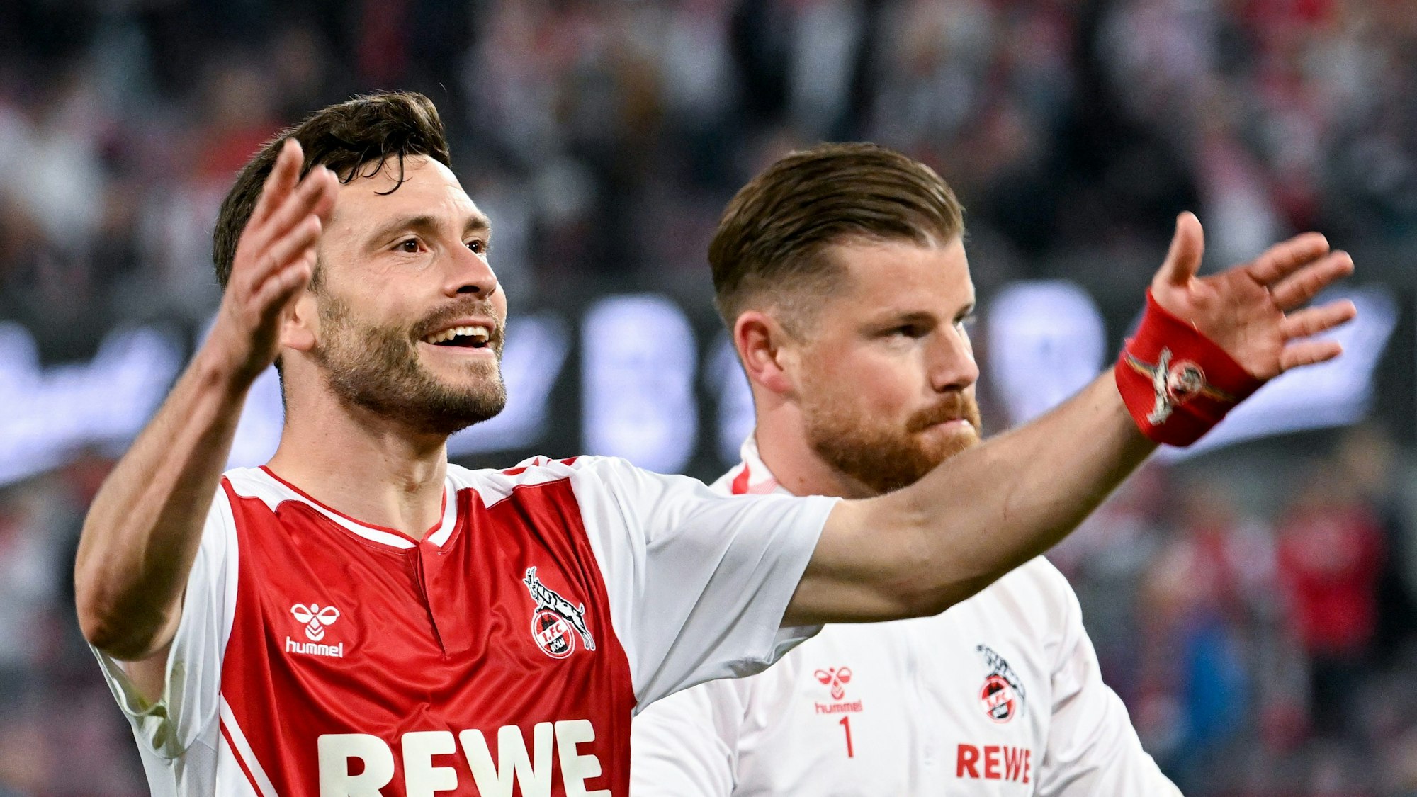 Jonas Hector feiert nach dem Sieg gegen Hertha BSC mit den Fans des 1. FC Köln.