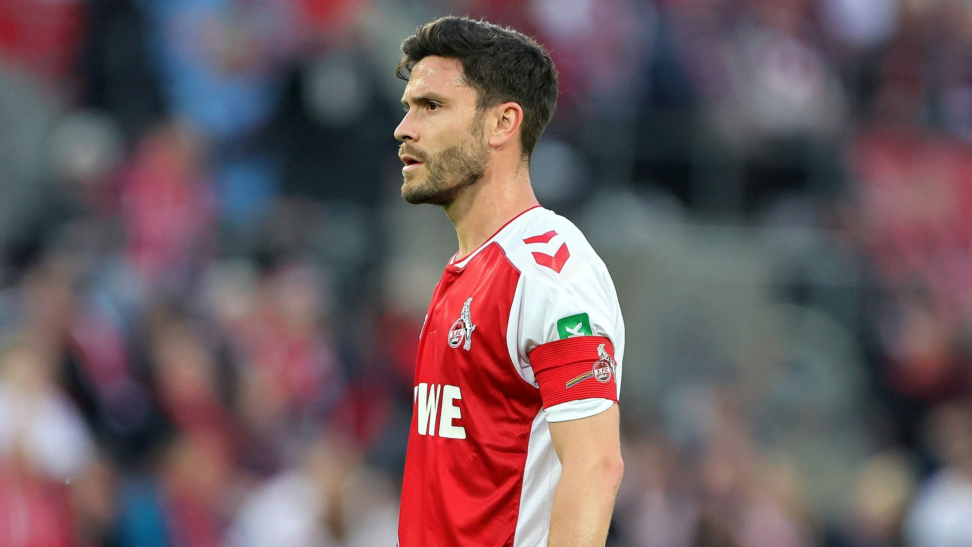 Jonas Hector steht beim Heimspiel des 1. FC Köln gegen Hertha BSC auf dem Platz.