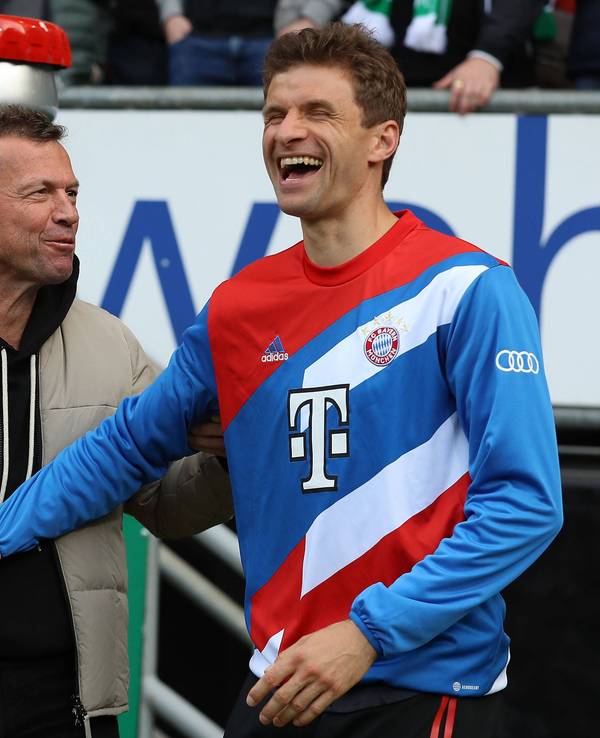 TV-Experte Lothar Matthäus steht im Stadion neben Bayern Münchens Thomas Müller. Beide lachen.