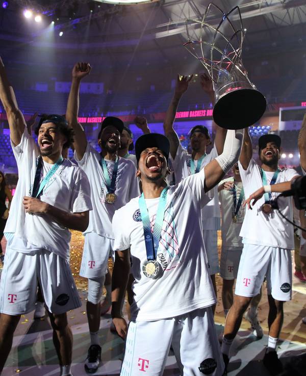 Spieler von Bonn feiern den Titelgewinn in der Basketball-Champions-League.