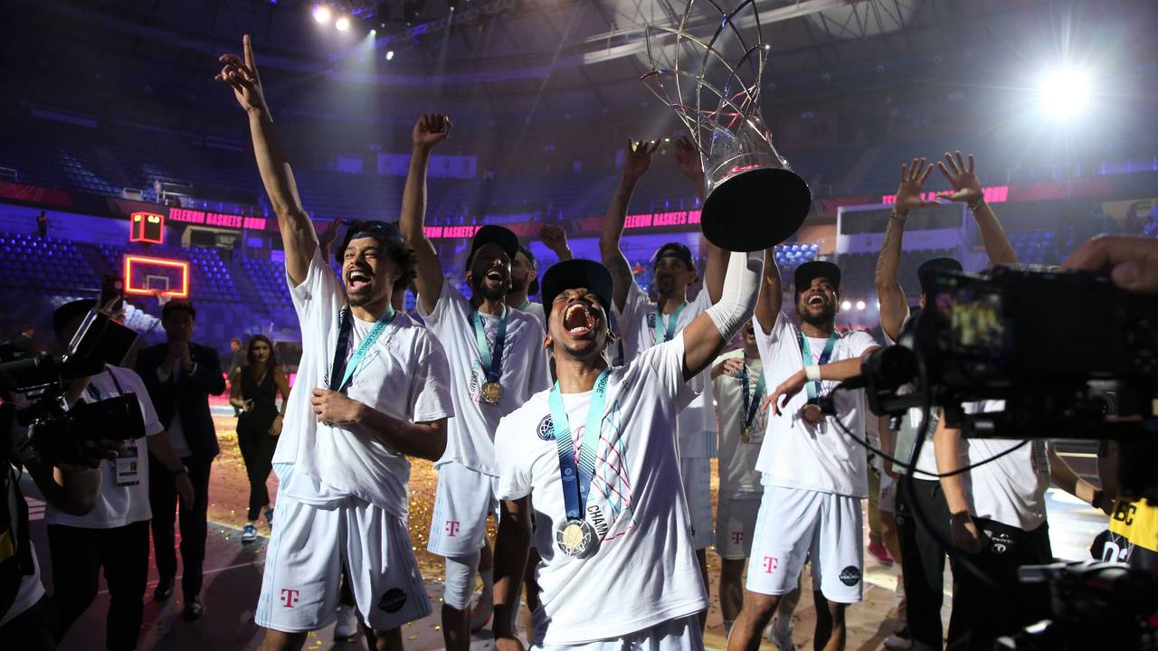 Spieler von Bonn feiern den Titelgewinn in der Basketball-Champions-League.
