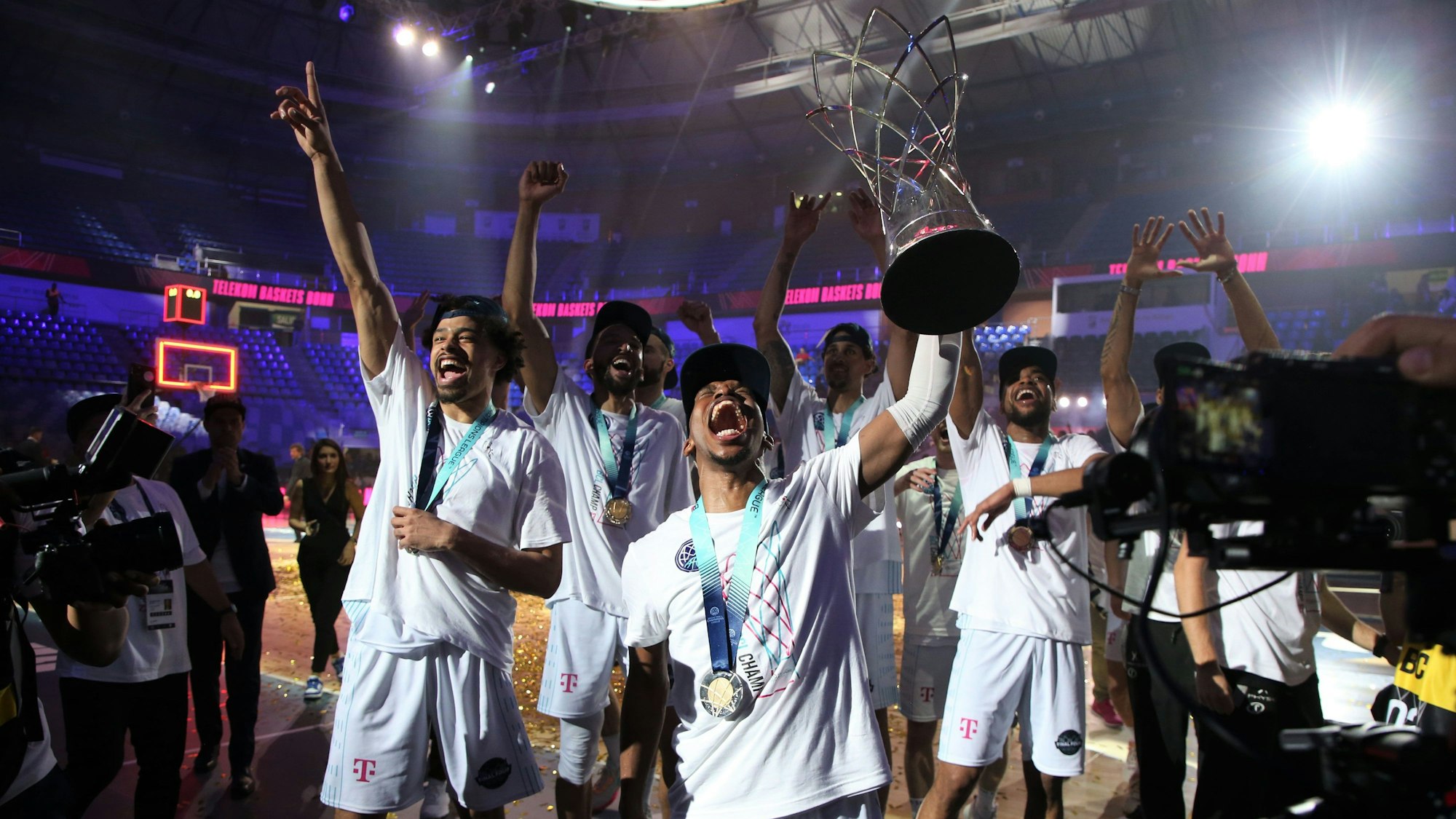 Spieler von Bonn feiern den Titelgewinn in der Basketball-Champions-League.
