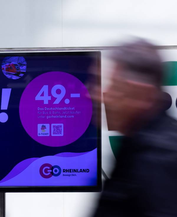 „All you can fahr“ steht auf einem Monitor als Werbung für das Deutschlandticket.