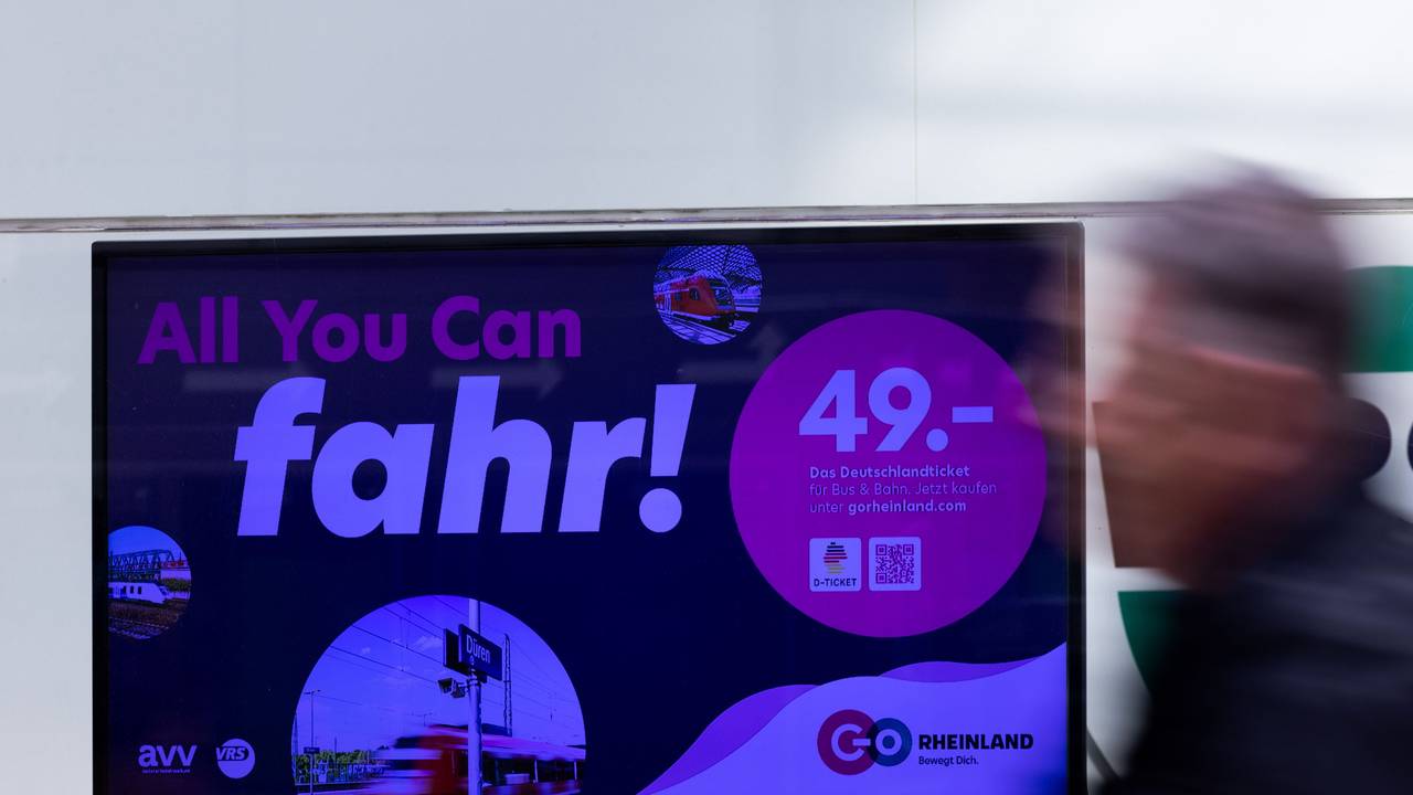 „All you can fahr“ steht auf einem Monitor als Werbung für das Deutschlandticket.