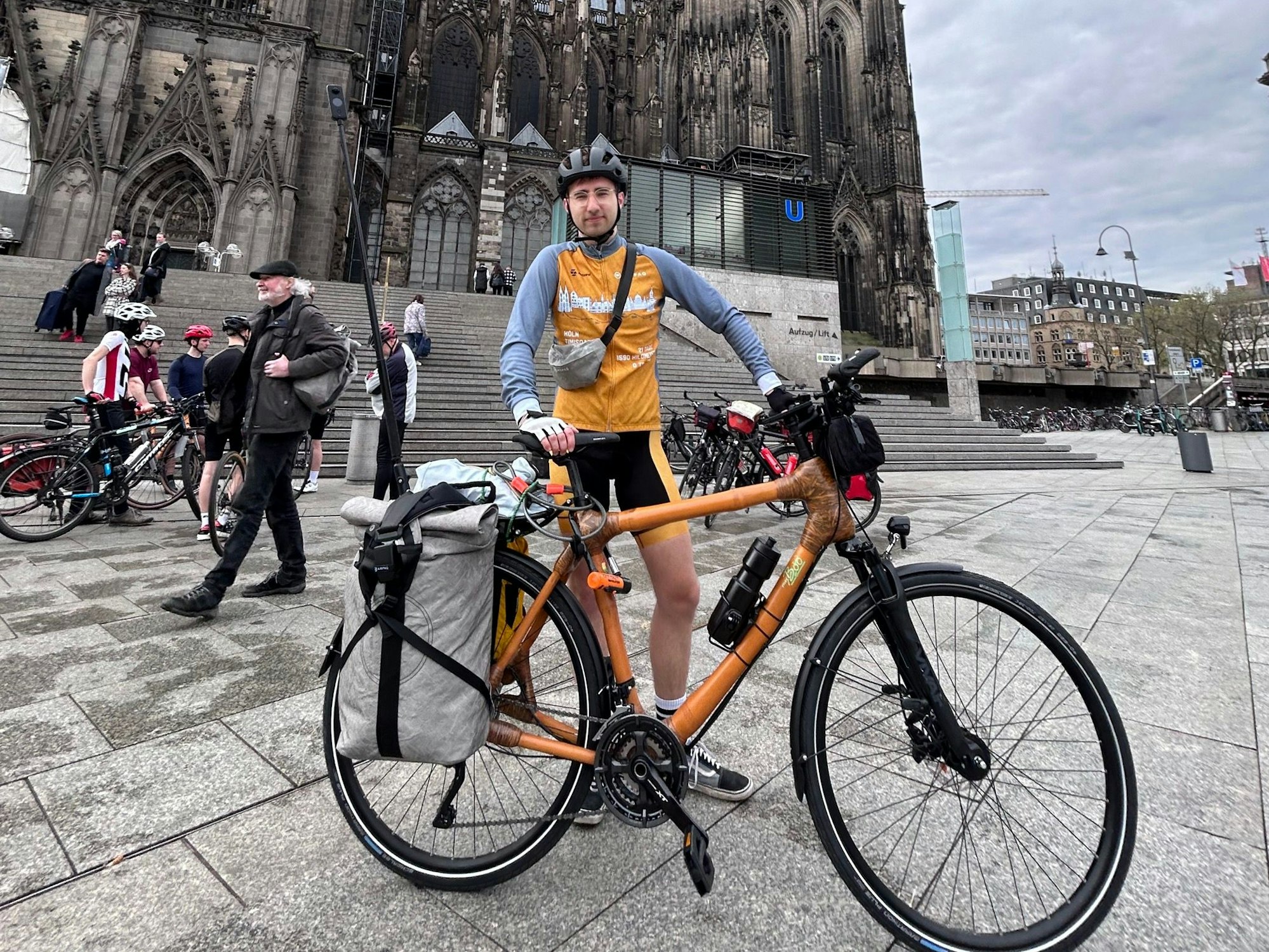 Malte Weber vor dem Kölner Dom mit seinem Fahrrad.