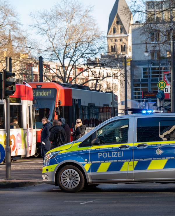 Ein Polizeifahrzeug am Rudolfplatz (Symbolfoto vom 20. Dezember 2021). Aktuell sucht die Polizei nach einem Mann, der einen 32-jährigen Kölner mehrfach getreten haben soll.