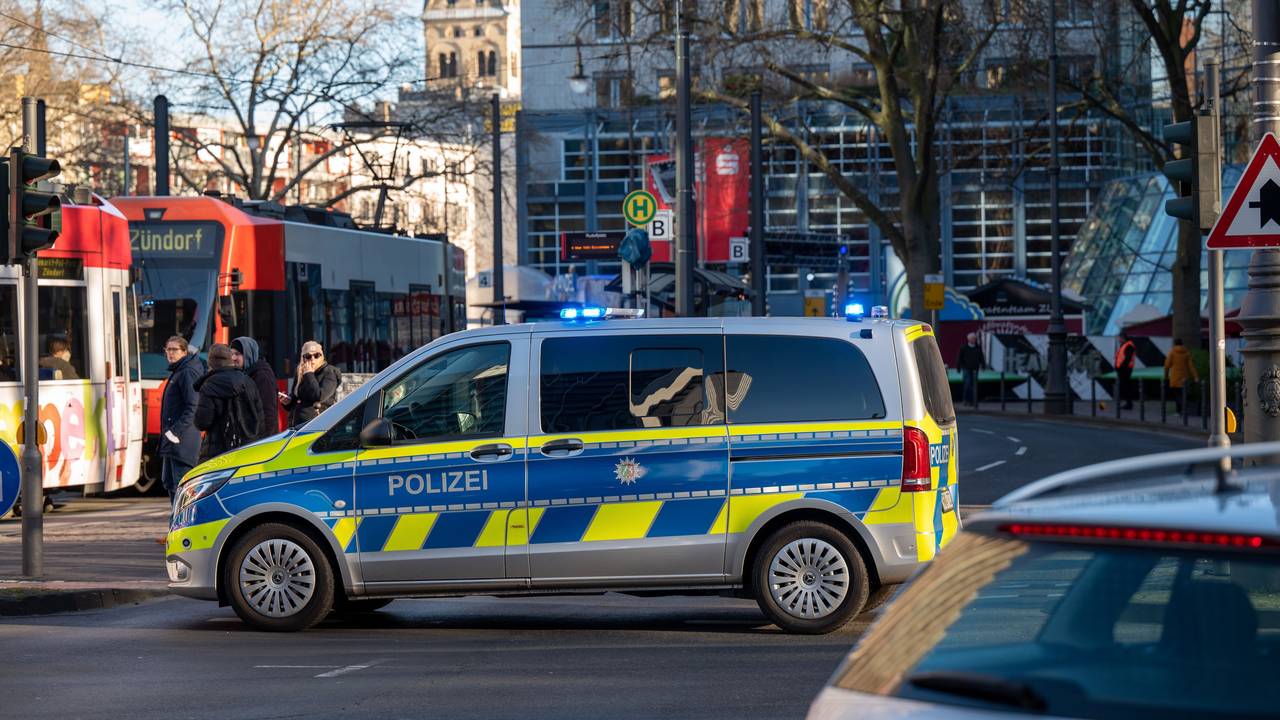 Ein Polizeifahrzeug am Rudolfplatz (Symbolfoto vom 20. Dezember 2021). Aktuell sucht die Polizei nach einem Mann, der einen 32-jährigen Kölner mehrfach getreten haben soll.