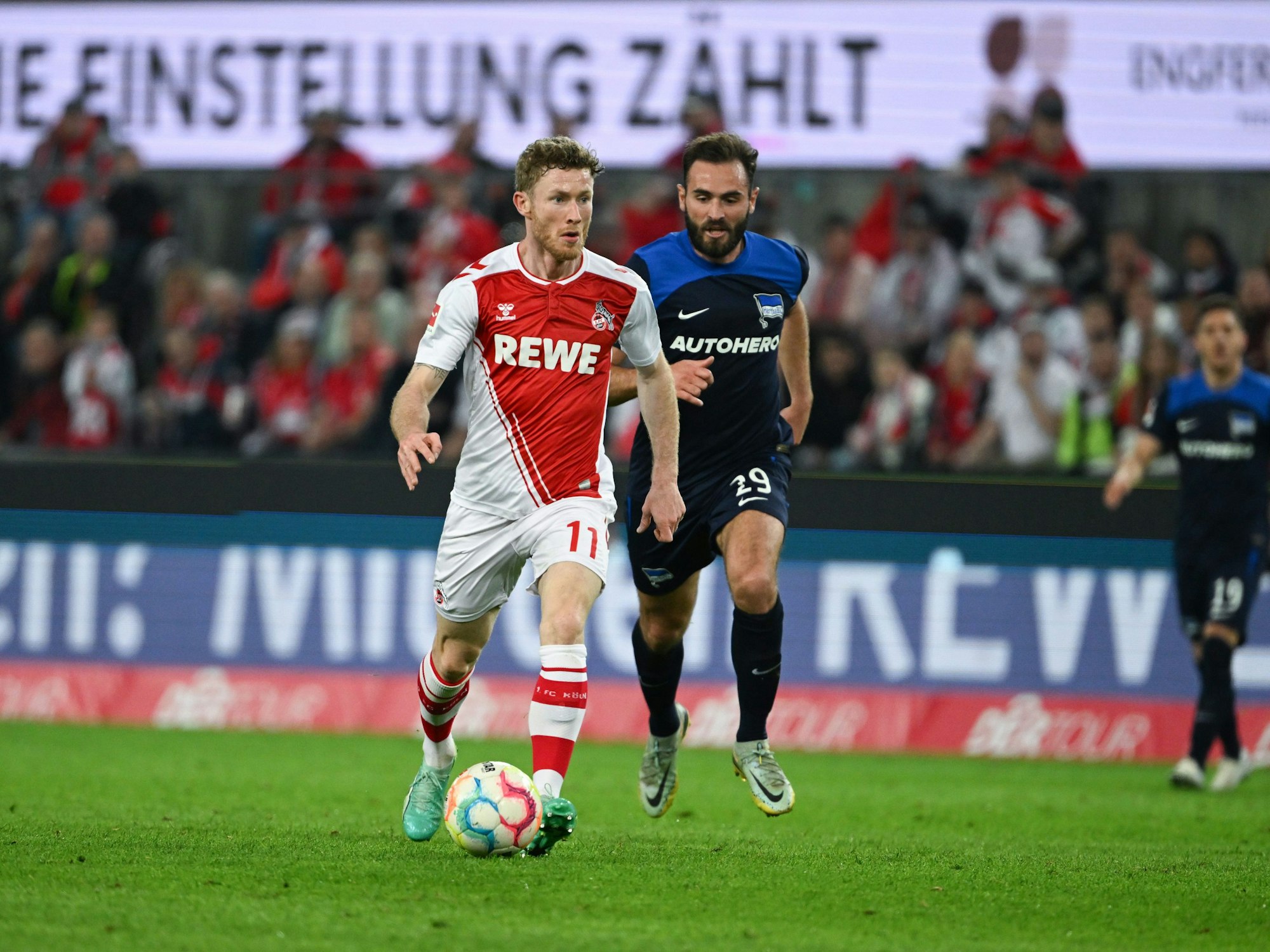 Florian Kainz entwischt Lucas Tousart.