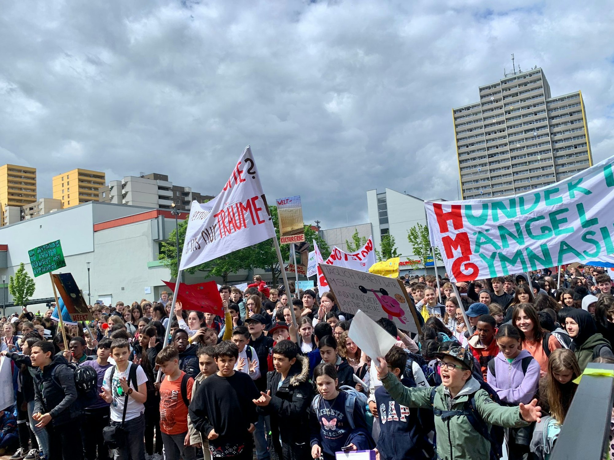 Große Schul-Demo in Köln-Chorweiler wegen schlechten Bedingungen in den Schulen im Kölner Norden.