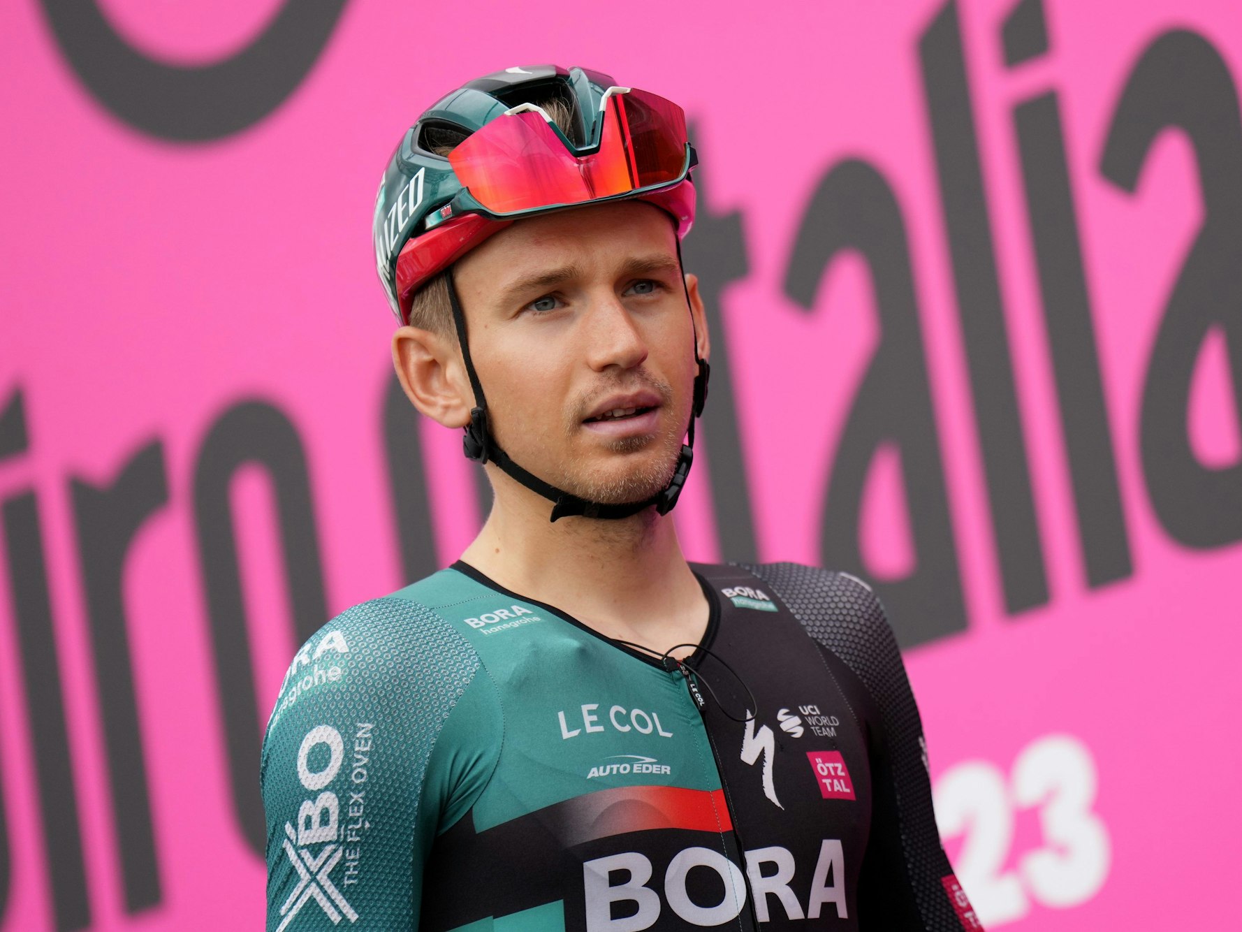Lennard Kämna aus Deutschland vom Team Bora-hansgrohe reagiert vor dem Rennen.