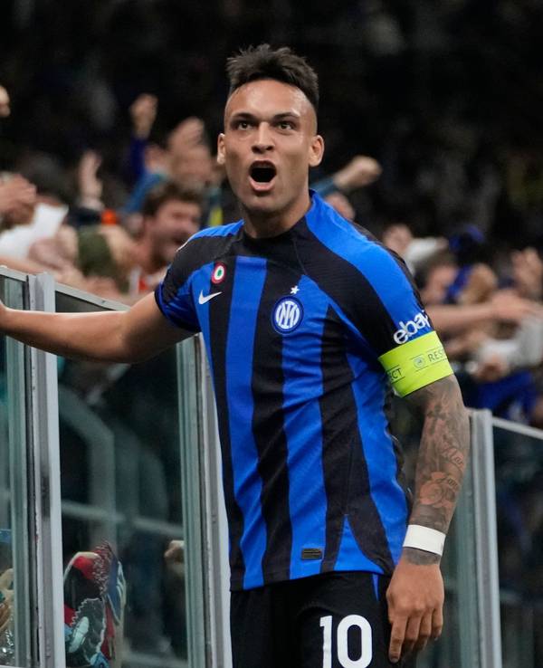Inter Milands Lautaro Martinez feiert auf dem Zaun.
