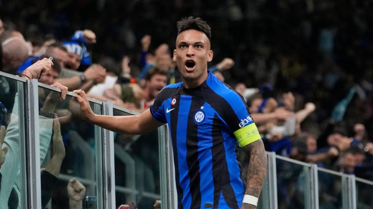 Inter Milands Lautaro Martinez feiert auf dem Zaun.