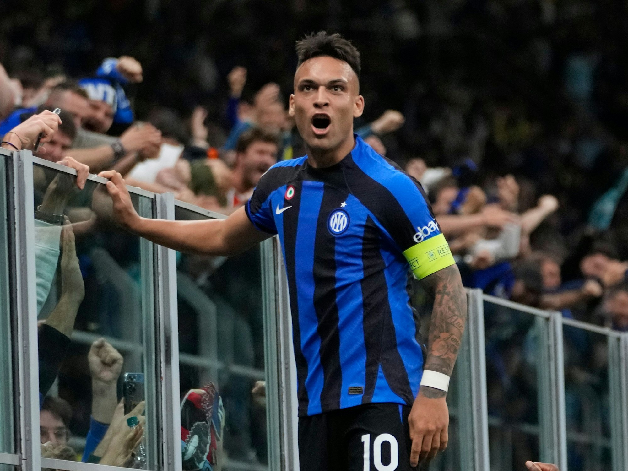 Inter Milands Lautaro Martinez feiert auf dem Zaun.