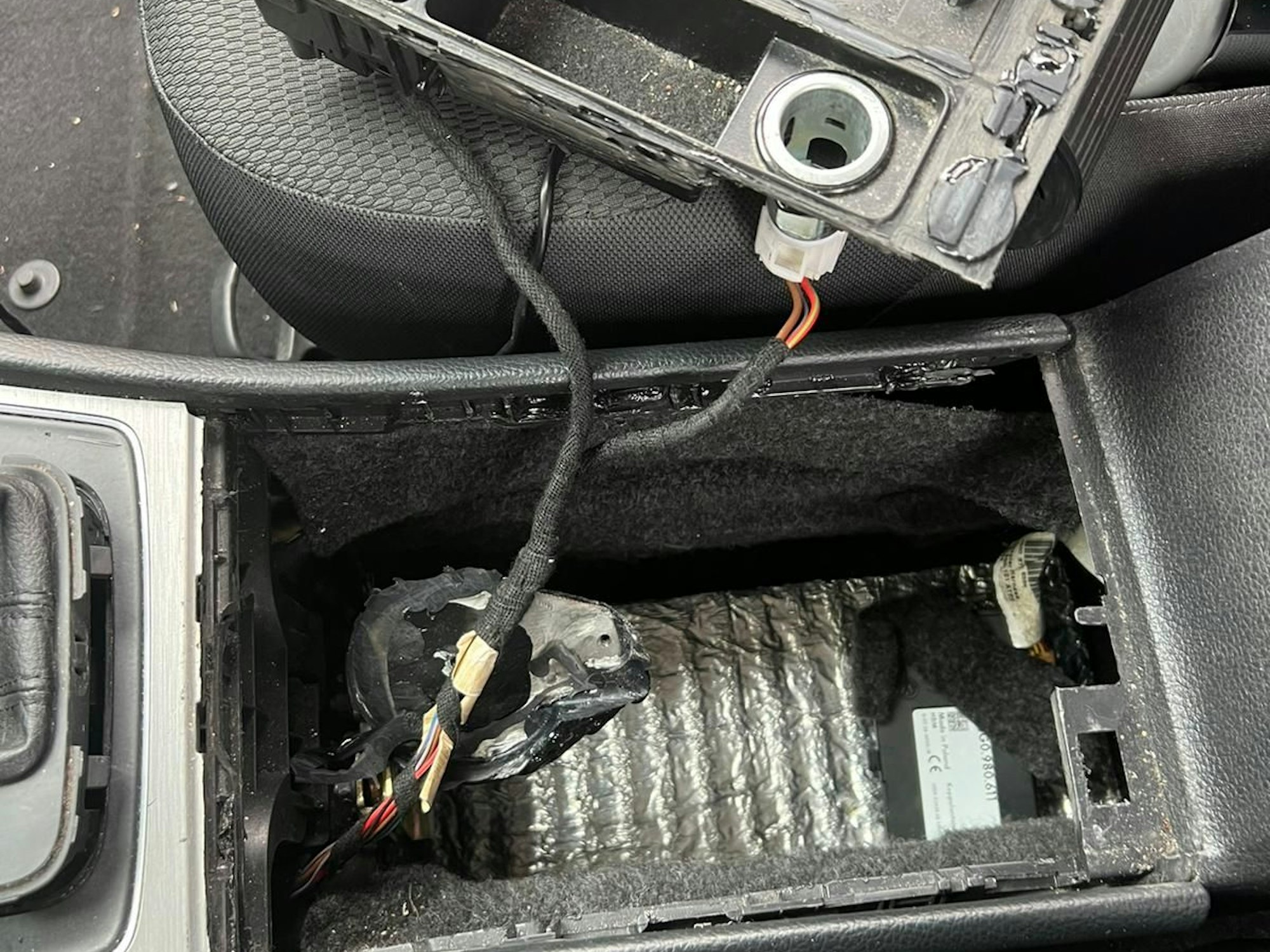 Die geöffnete Zwischenkonsole im Auto, in der Kokain geschmuggelt wurde.