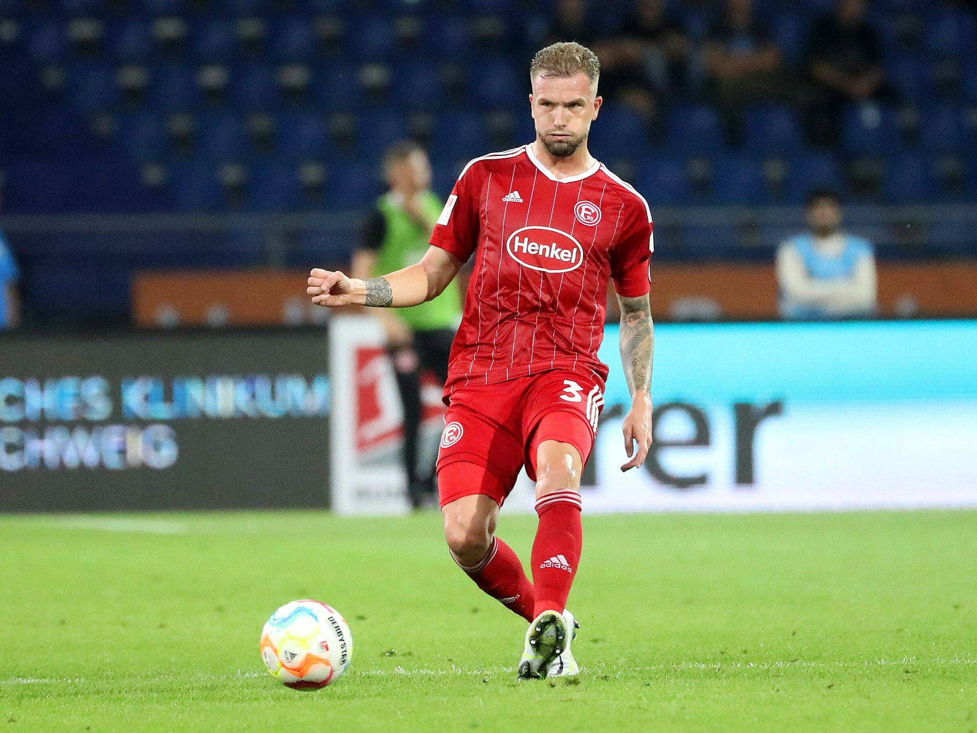 Andre Hoffmann führt den Ball im Spiel bei Eintracht Braunschweig.