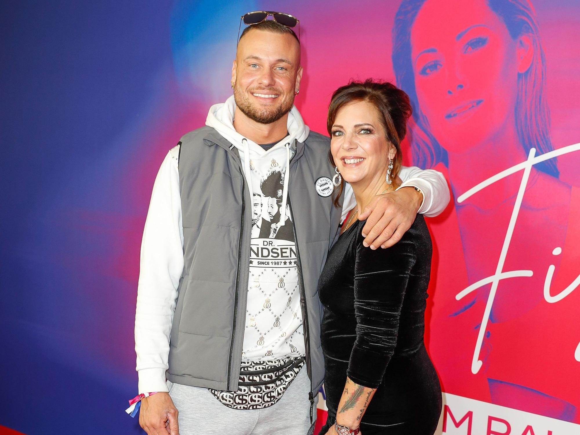 „Sommerhaus der Stars“-Teilnehmer Eric Sindermann, hier zu sehen im November 2021 mit Danni Büchner in Berlin.