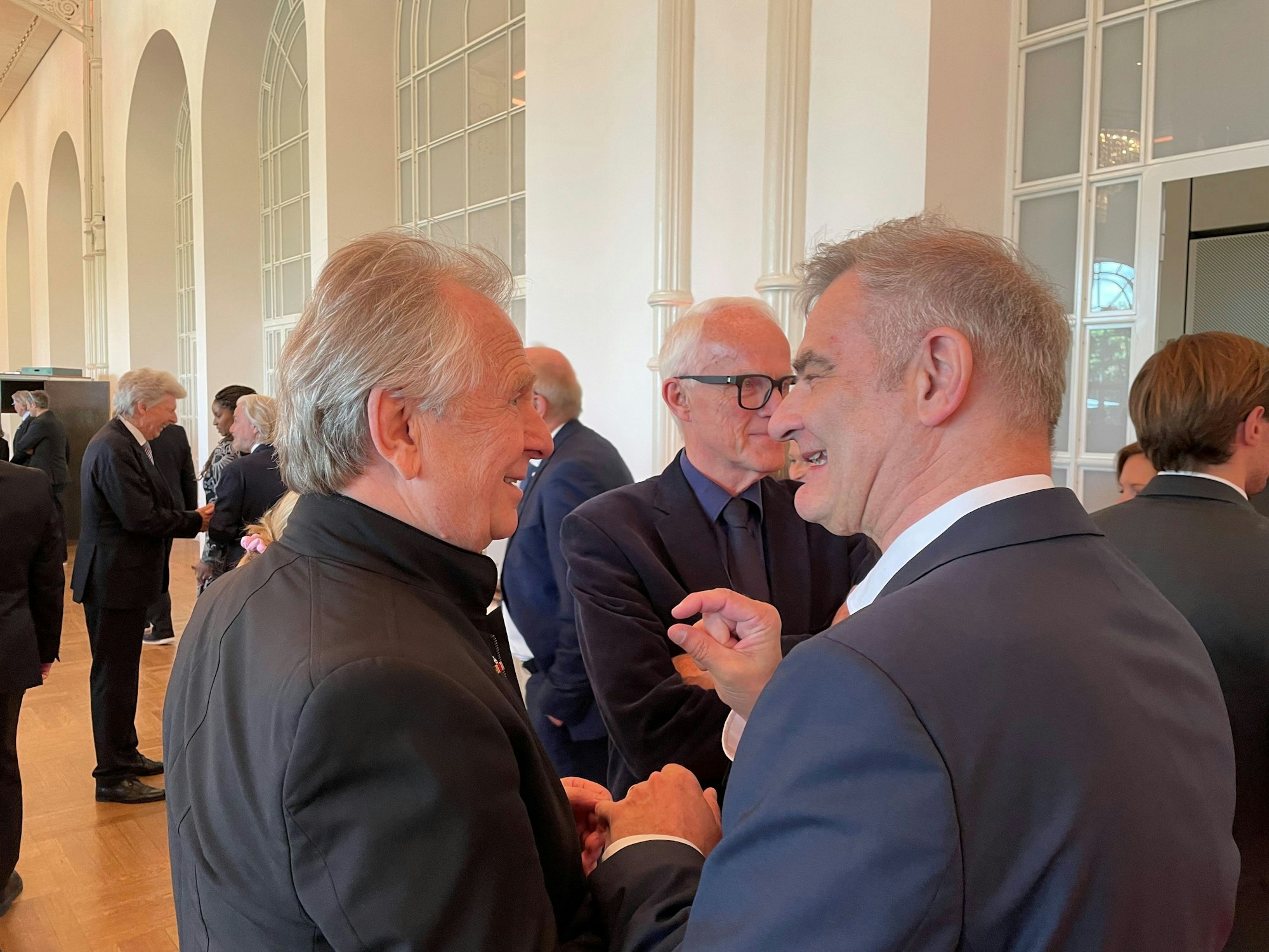 Henning Krautmacher spricht mit Heinrich Schafmeister.