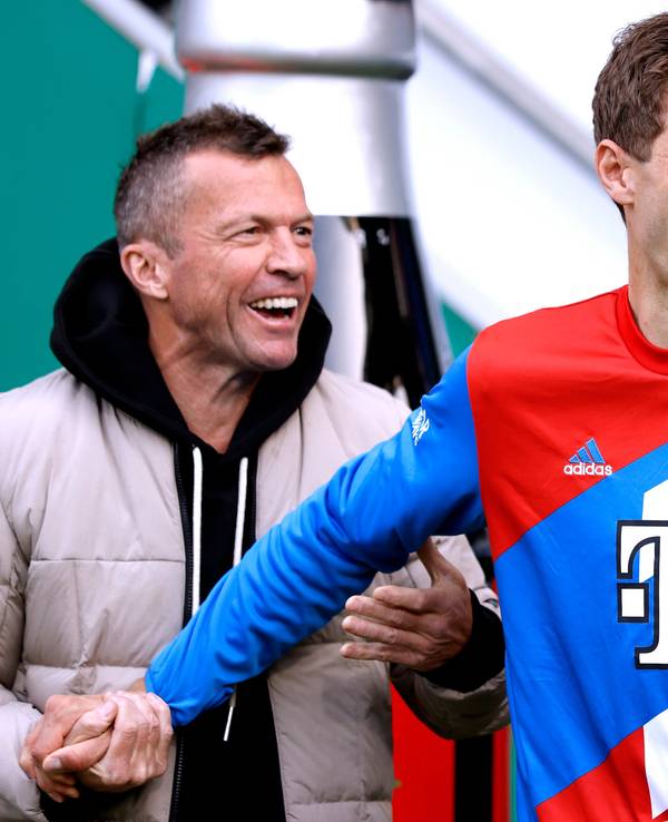 Lothar Matthäus und Thomas Müller lachen.