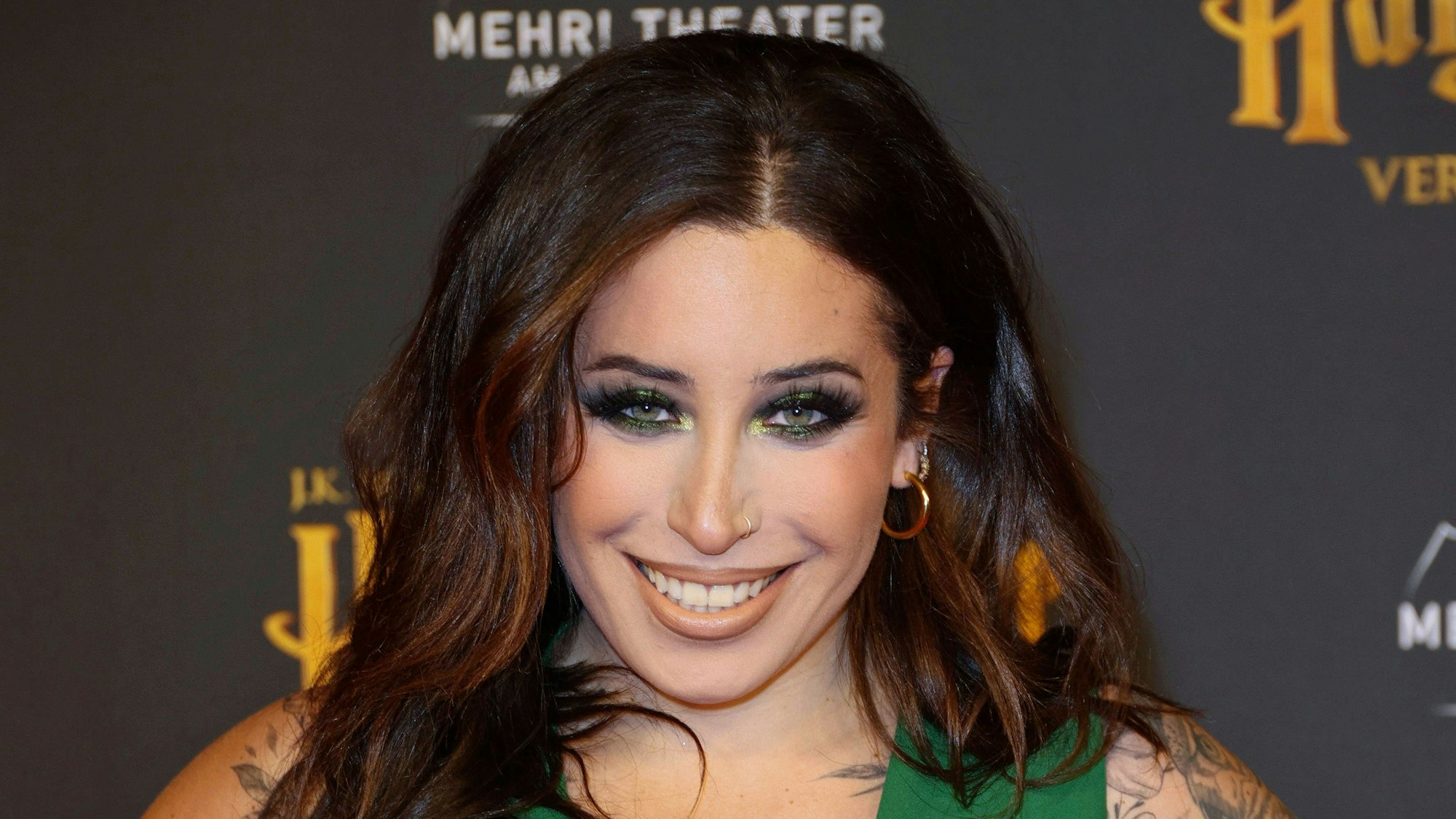 Influencerin Jolina Mennen, hier zu sehen am 19. Februar 2023 bei einer Theater-Premiere in Hamburg.