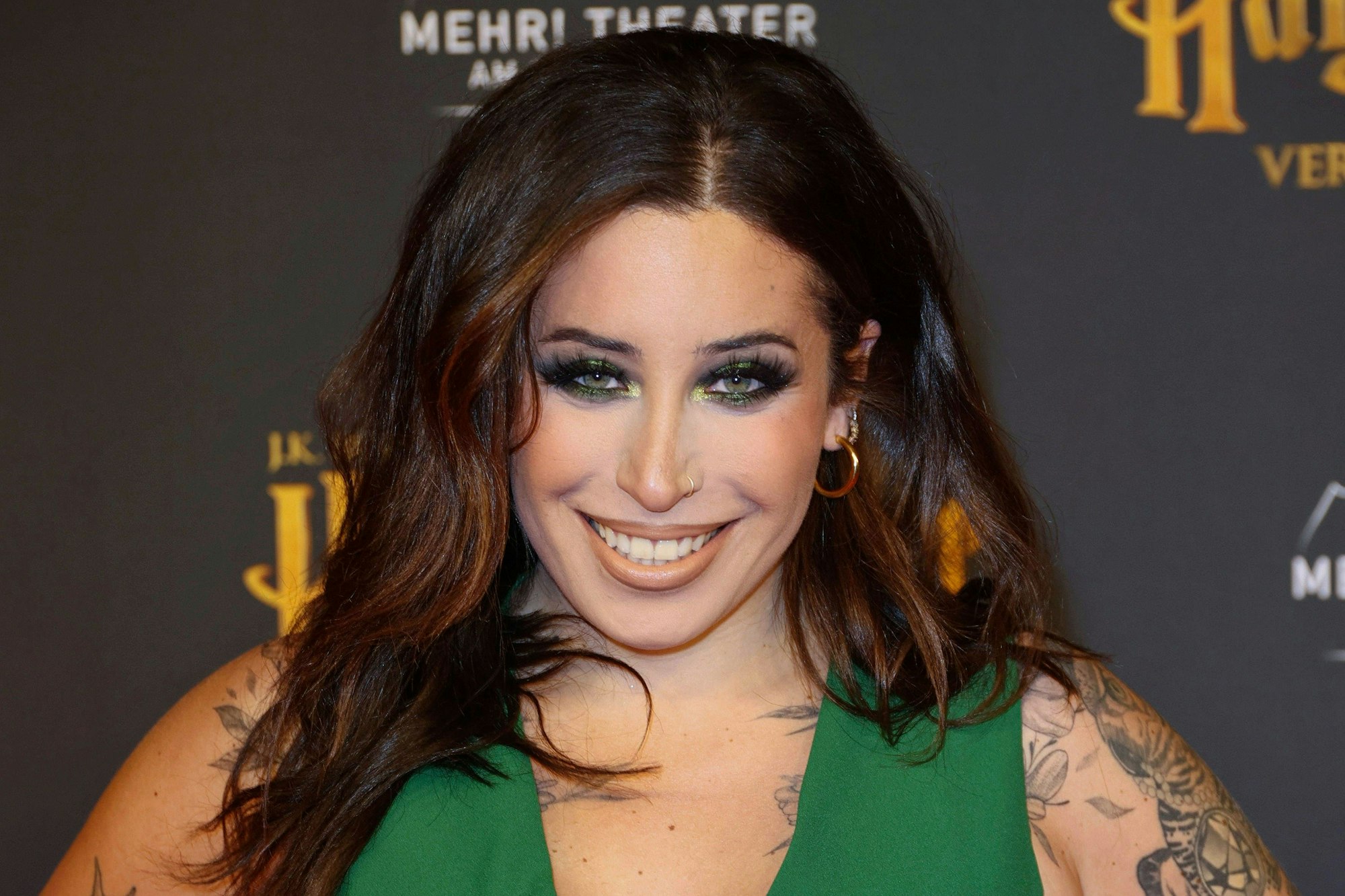 Jolina Mennen lacht in die Kamera.