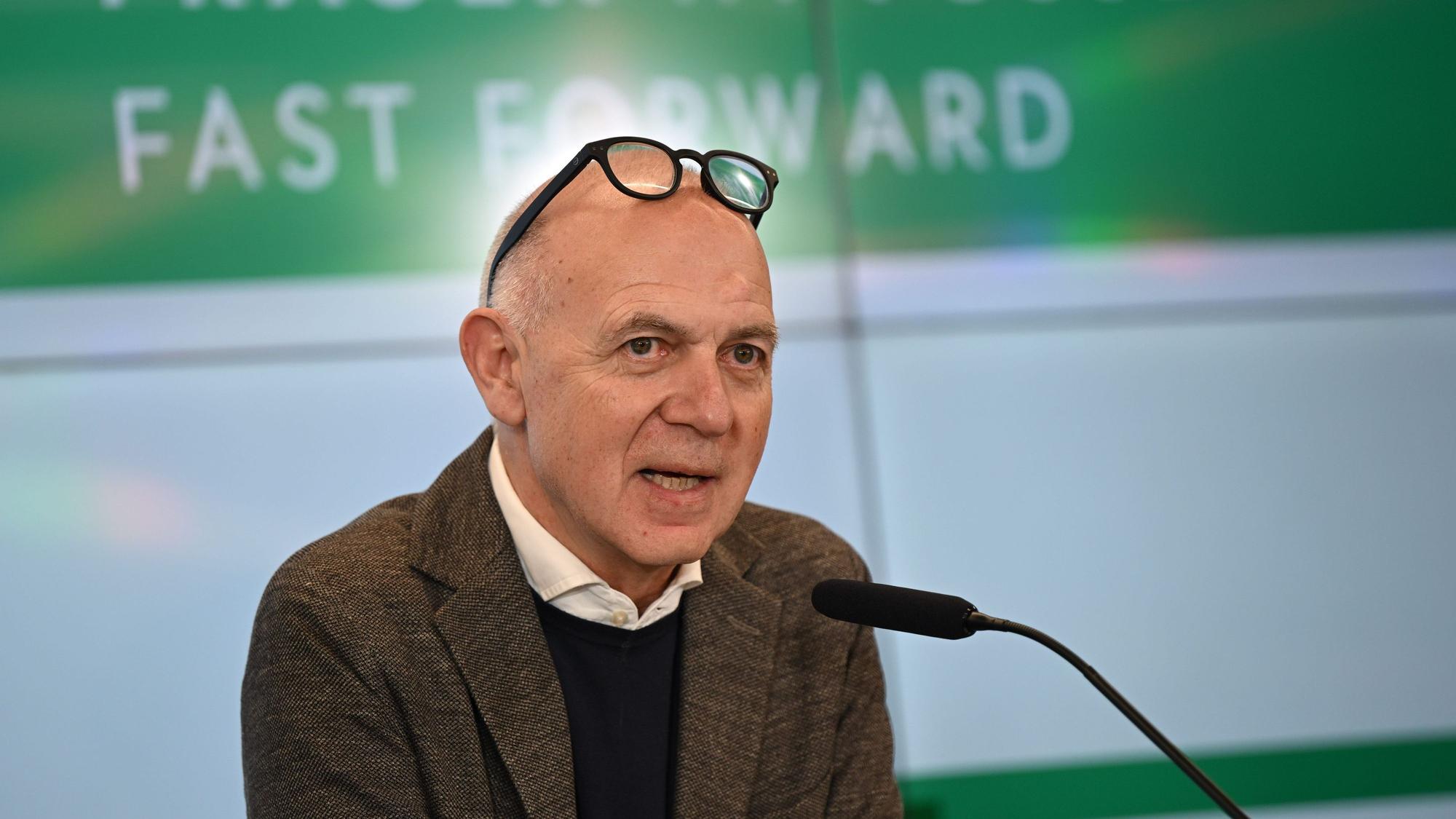 DFB-Präsident Bernd Neuendorf spricht bei einer Pressekonferenz am DFB-Campus zu den Journalisten.