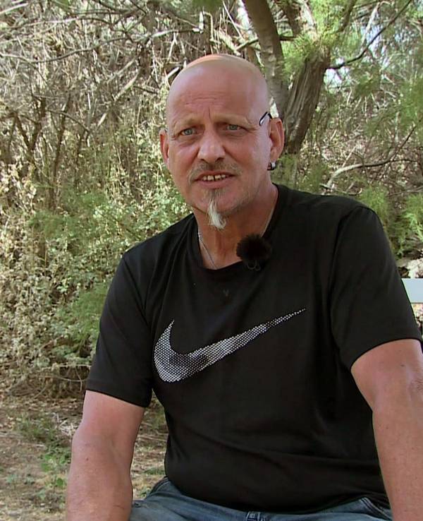 Stephan möchte aufgrund des bürokratischen Aufwandes und des, laut ihm, zu geringen Hartz-IV-Betrags, nach Mallorca auswandern.