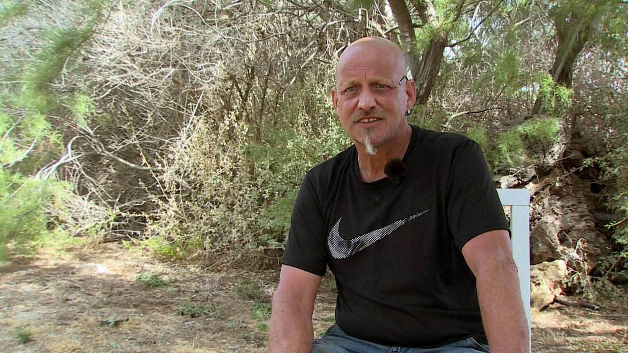 Stephan möchte aufgrund des bürokratischen Aufwandes und des, laut ihm, zu geringen Hartz-IV-Betrags, nach Mallorca auswandern.