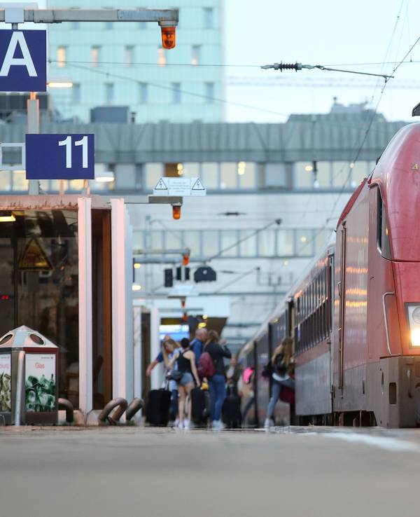 Ein roter Zug der Österreichischen Bundesbahn (ÖBB) fährt am Bahnhof in Hamburg ein.