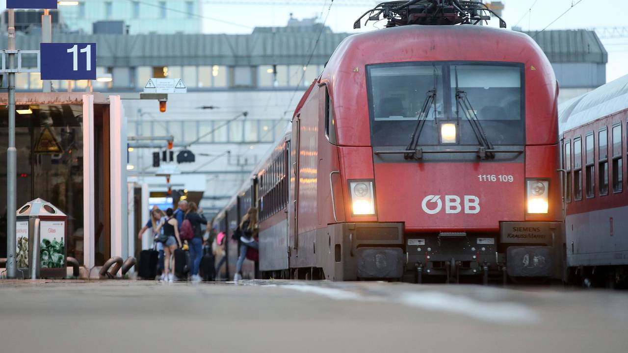 Ein roter Zug der Österreichischen Bundesbahn (ÖBB) fährt am Bahnhof in Hamburg ein.