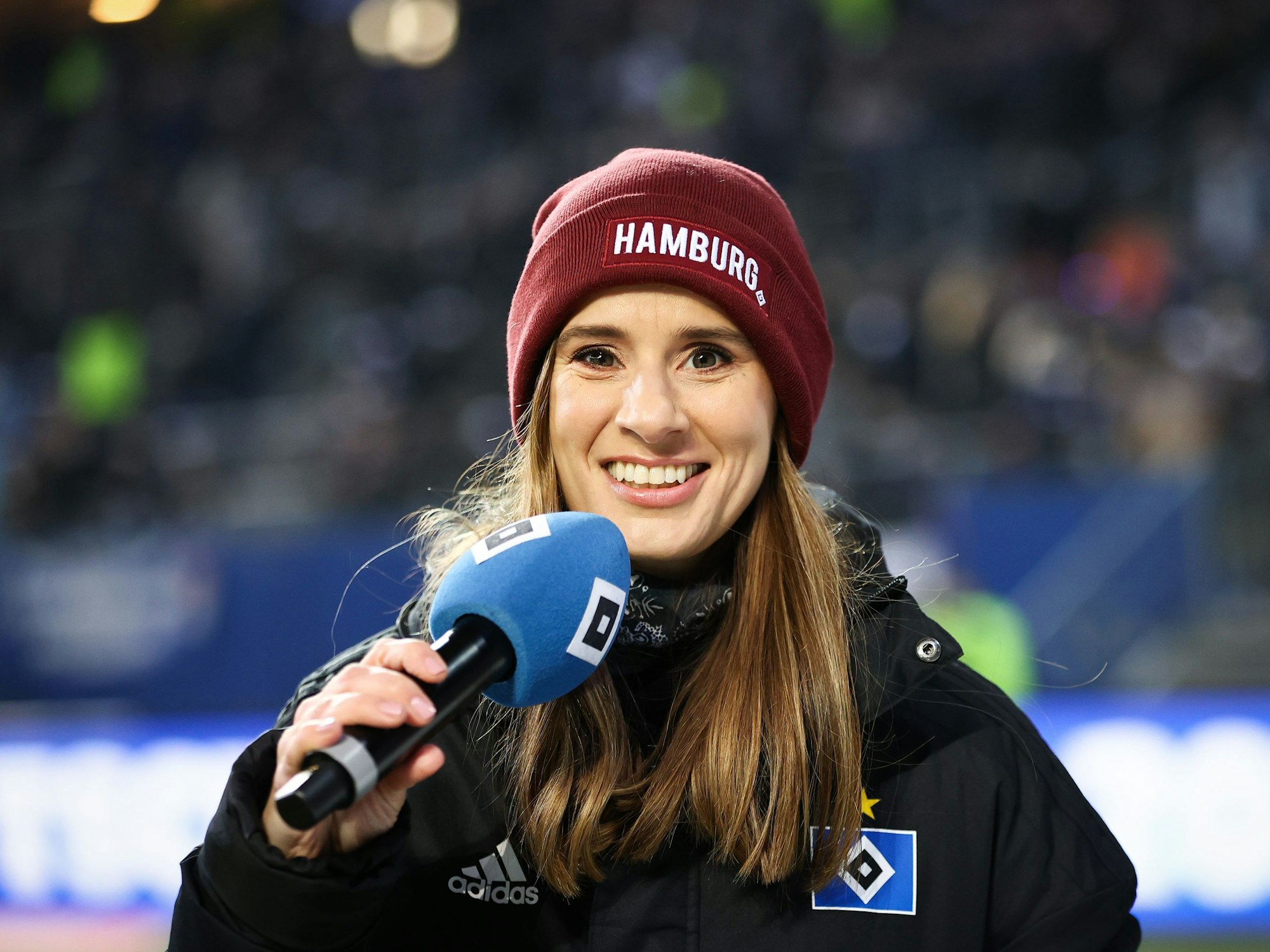 Christina Rann, Stadionsprecherin des Hamburger SV, steht nach dem Spiel auf dem Rasen.
