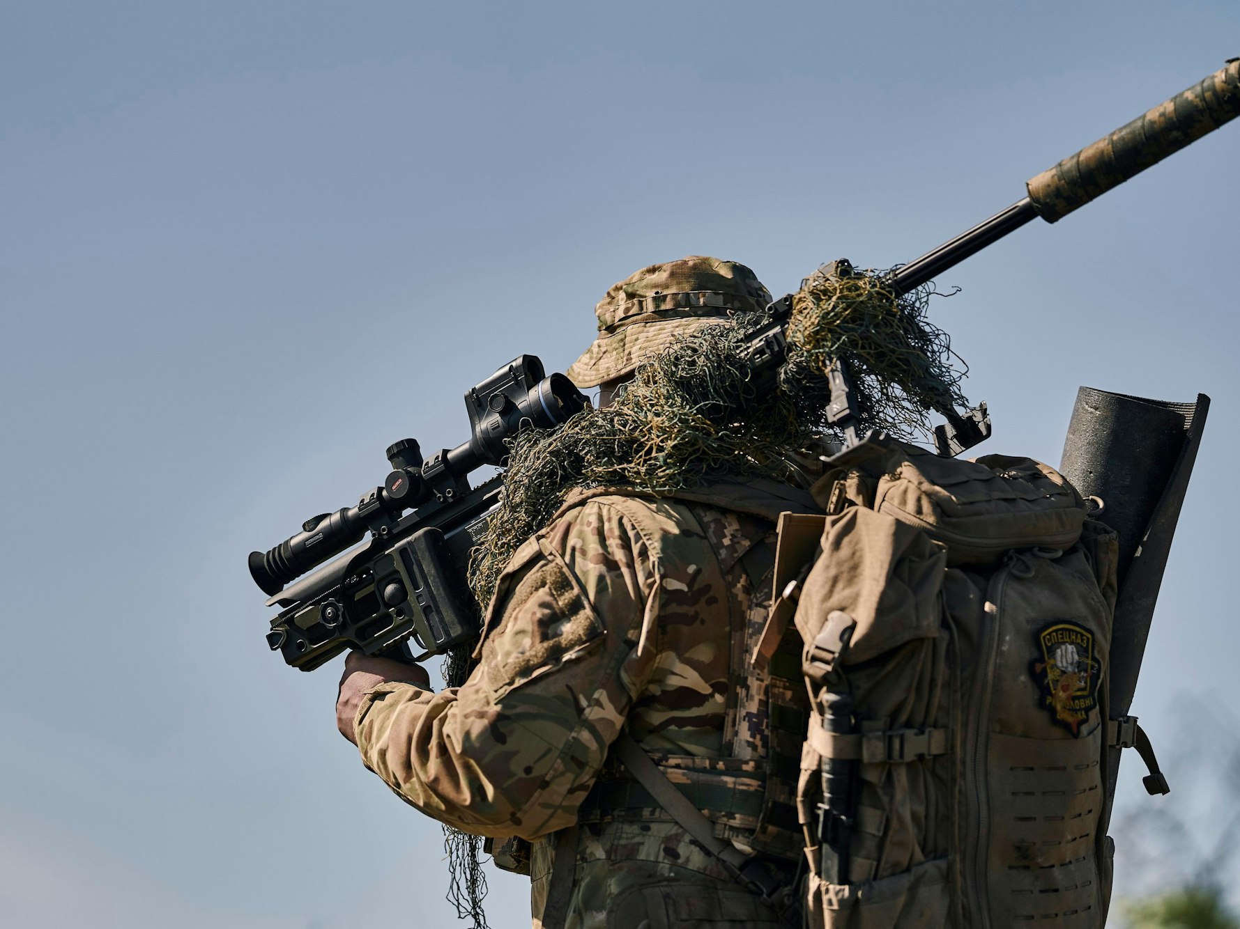 Ein Scharfschütze der ukrainischen Armee bringt sich in Position gegenüber russischen Truppen in der Nähe von Bachmut, Ukraine.
