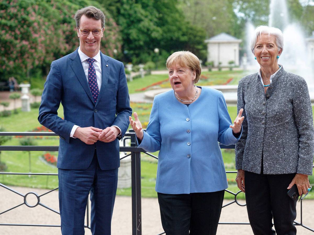 Angela Merkel, Hendrik Wüst und Christine Lagarde posieren in der Flora.