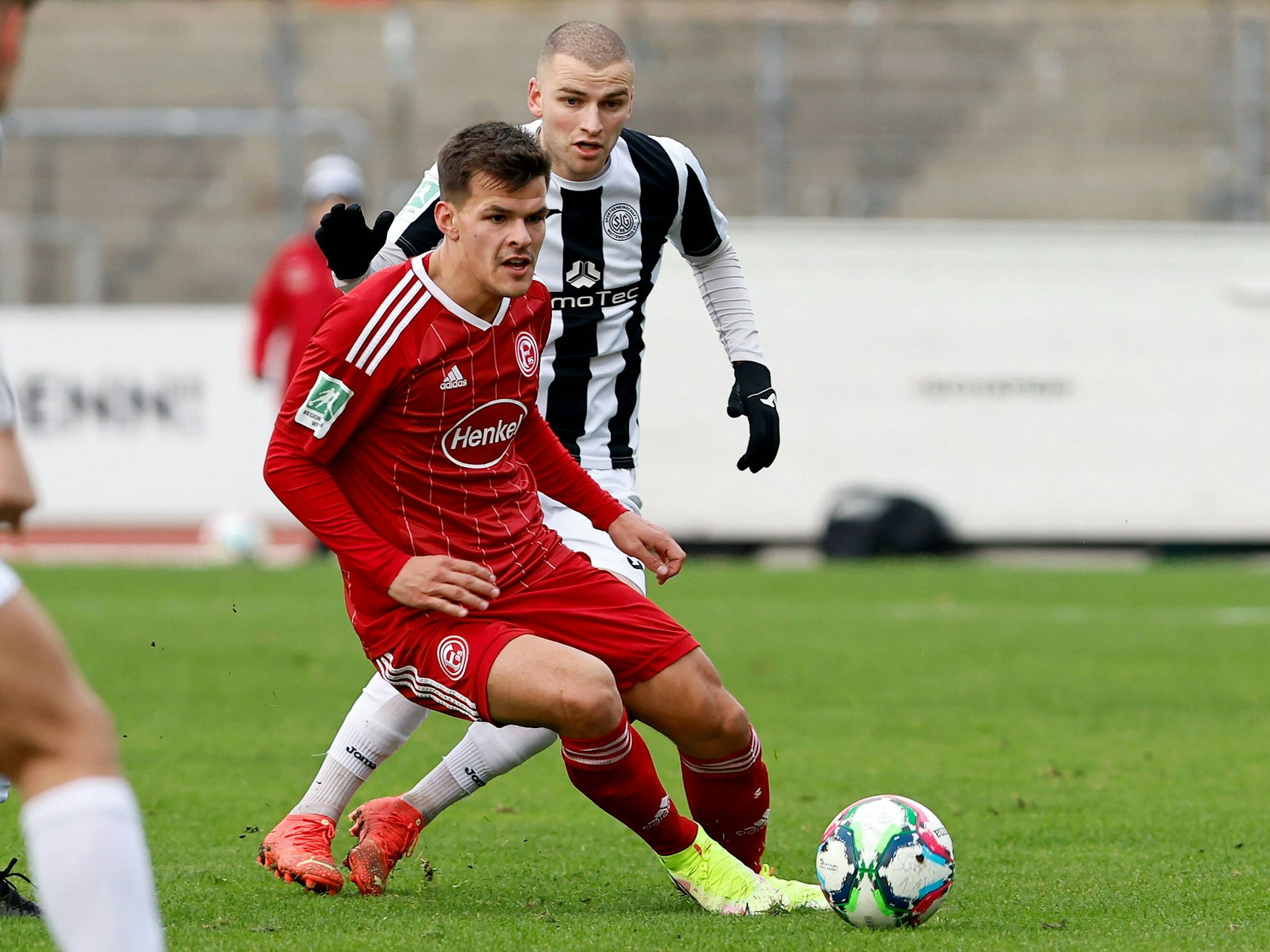 Nicolas Hirschberger führt den Ball im Regionalliga-Spiel bei der SG Wattenscheid.