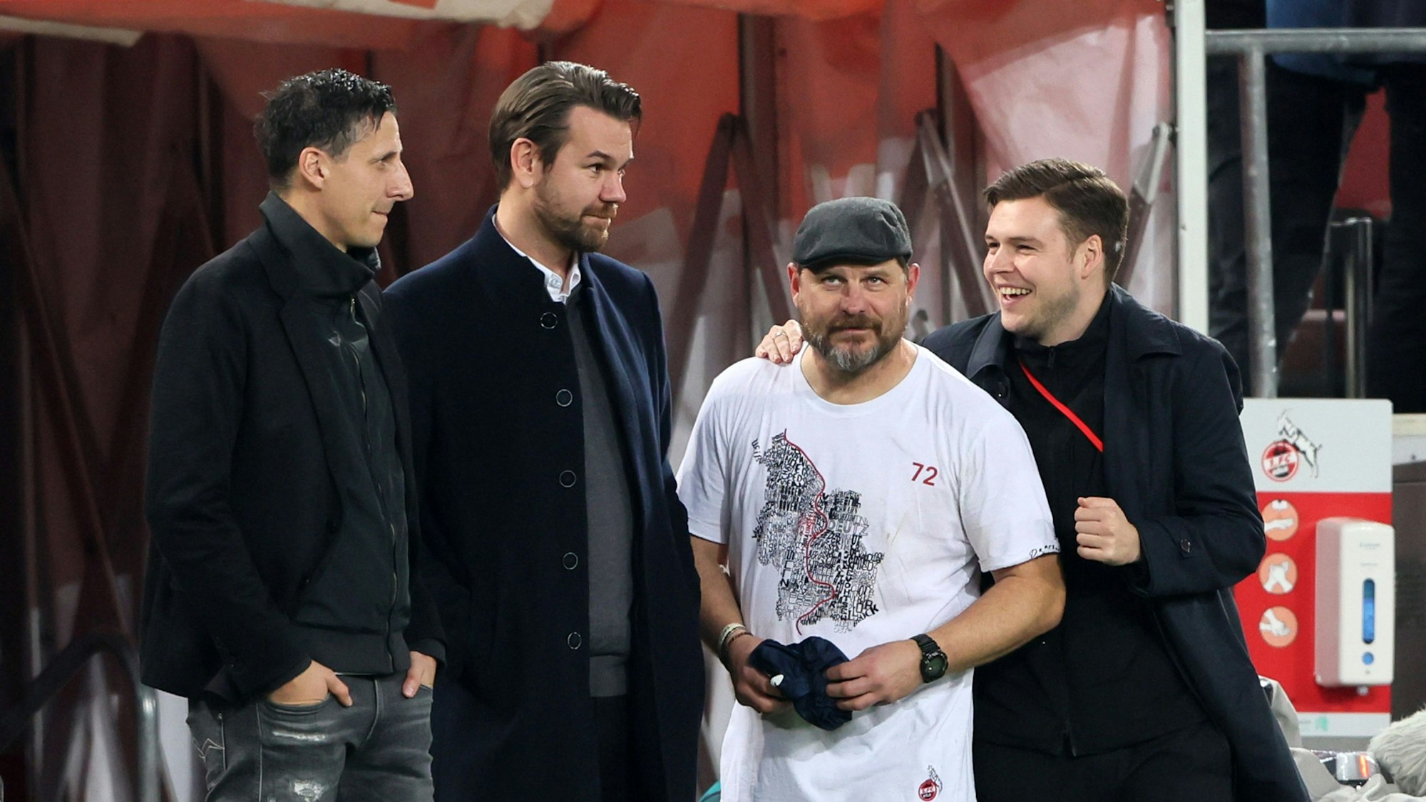 Thomas Kessler verfolgt das Spiel gegen Hoffenheim gemeinsam mit Christian Keller, Steffen Baumgart und NLZ-Leiter Lukas Berg (v.l.n.r.).