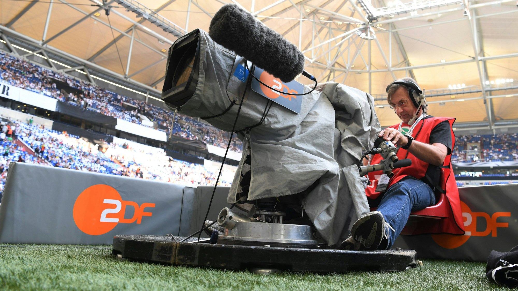 Ein Kameramann filmt an einer TV-Kamera vom ZDF.