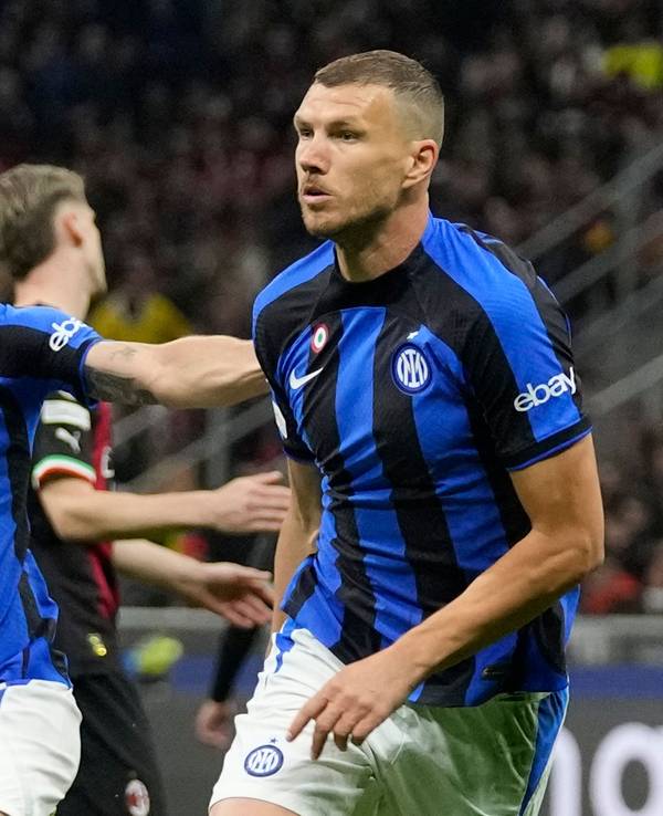 Edin Dzeko (r.) von Inter Mailand jubelt über sein Tor zum 0:1.