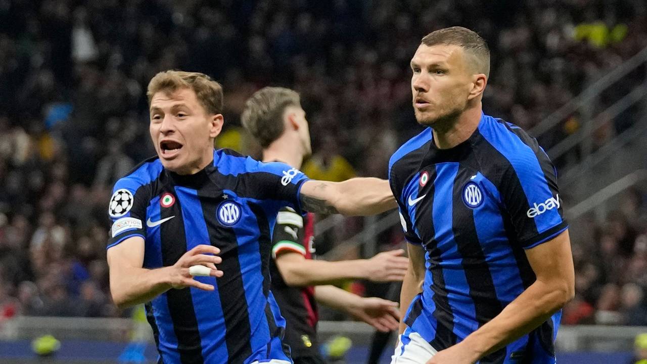 Edin Dzeko (r.) von Inter Mailand jubelt über sein Tor zum 0:1.