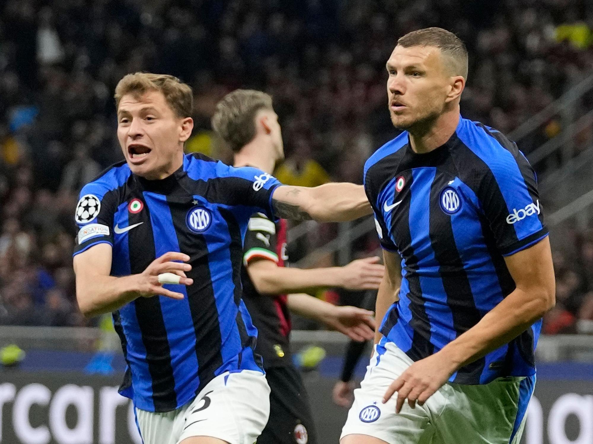 Edin Dzeko (r.) von Inter Mailand jubelt über sein Tor zum 0:1.
