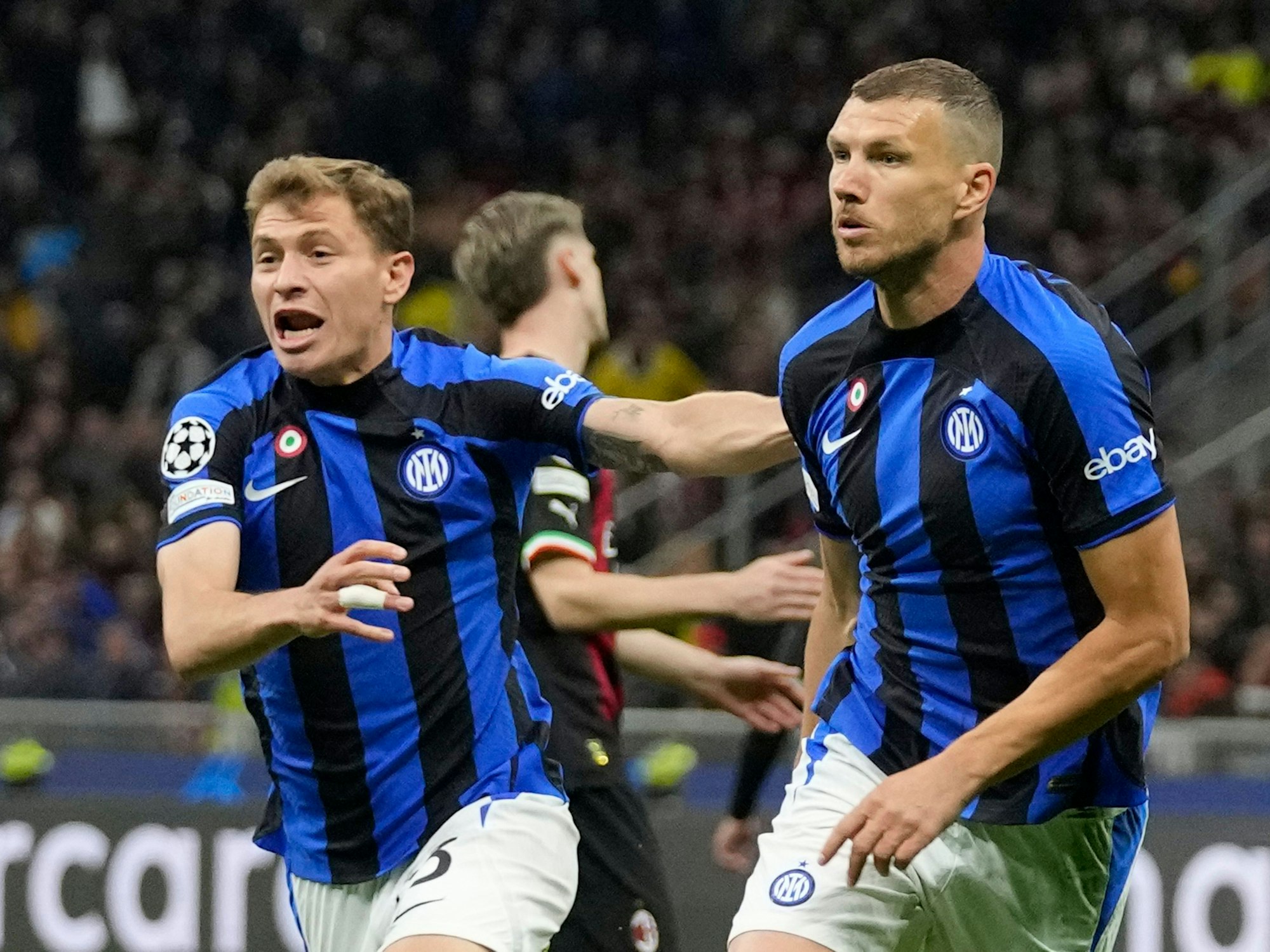 Edin Dzeko (r.) von Inter Mailand jubelt über sein Tor zum 0:1.