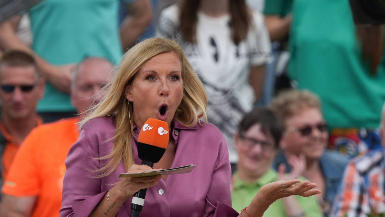 Moderatorin Andrea Kiwi Kiewel in der Unterhaltungsshow ZDF Fernsehgarten am in Mainz.