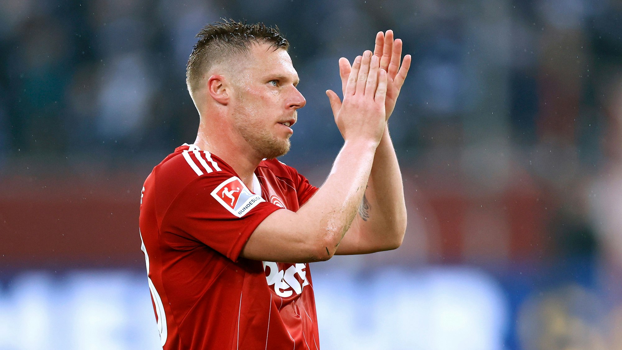 Rouwen Hennings applaudiert beim Spiel gegen den HSV den Fans.