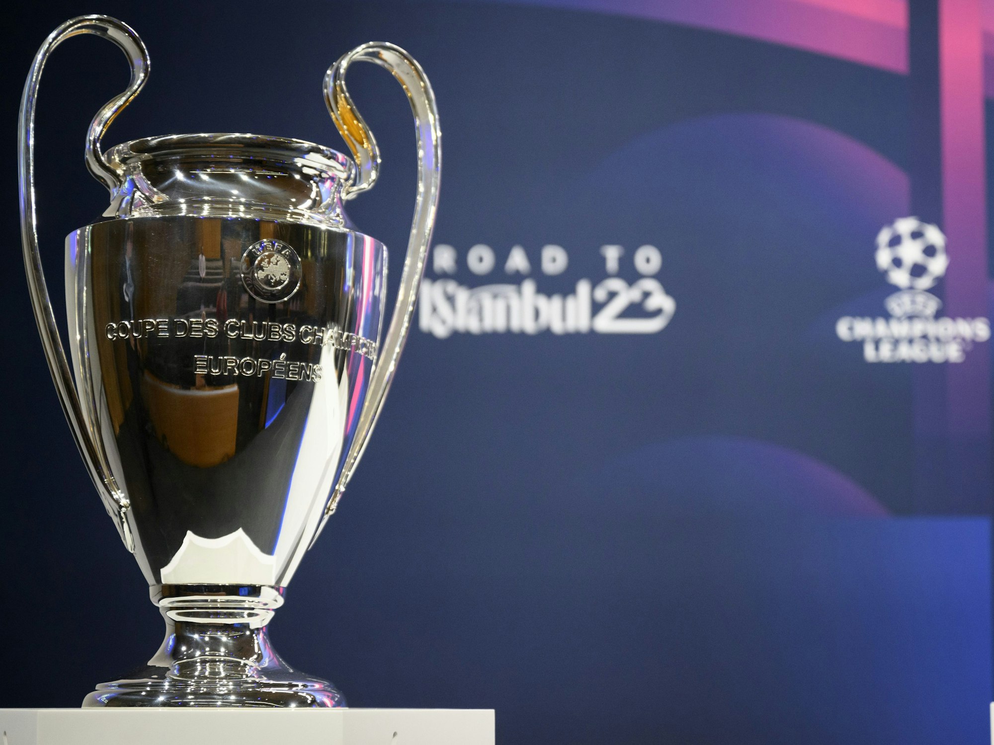 Blick auf den Champions League-Pokal während der Auslosung des Achtelfinales der Uefa-Champions-League 2022/23 im Uefa-Hauptquartier.